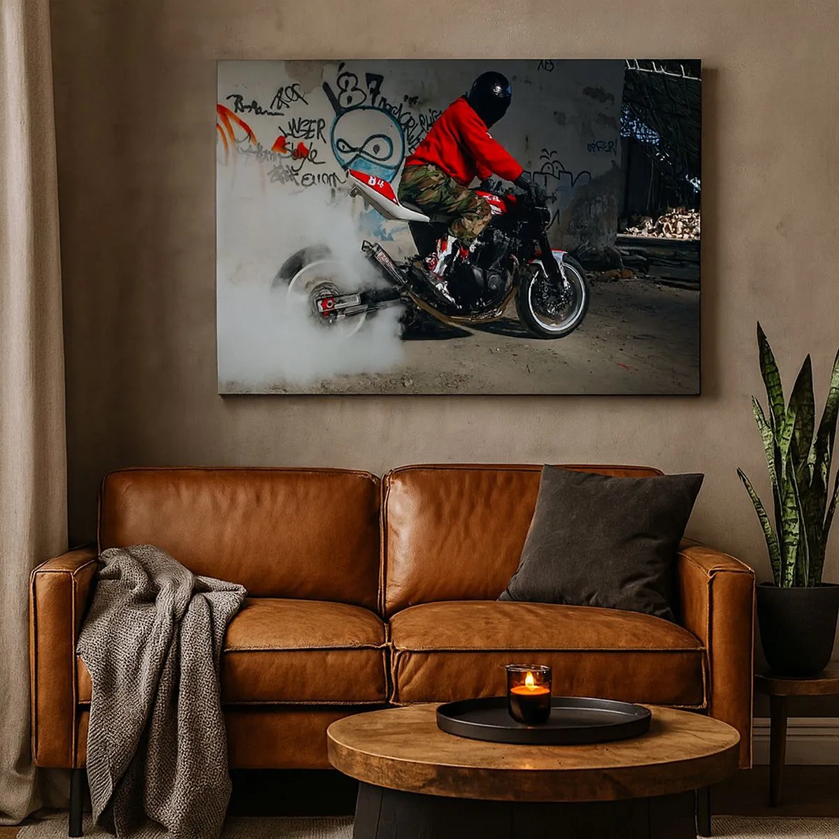 Canvastavla - Bild på duk - En motorcyklist utför en spektakulär drift i en övergiven byggnad täckt av graffiti. - 70x50cm - Jaga mig! - Modern väggdekoration för vardagsrum och sovrum ARTTOR