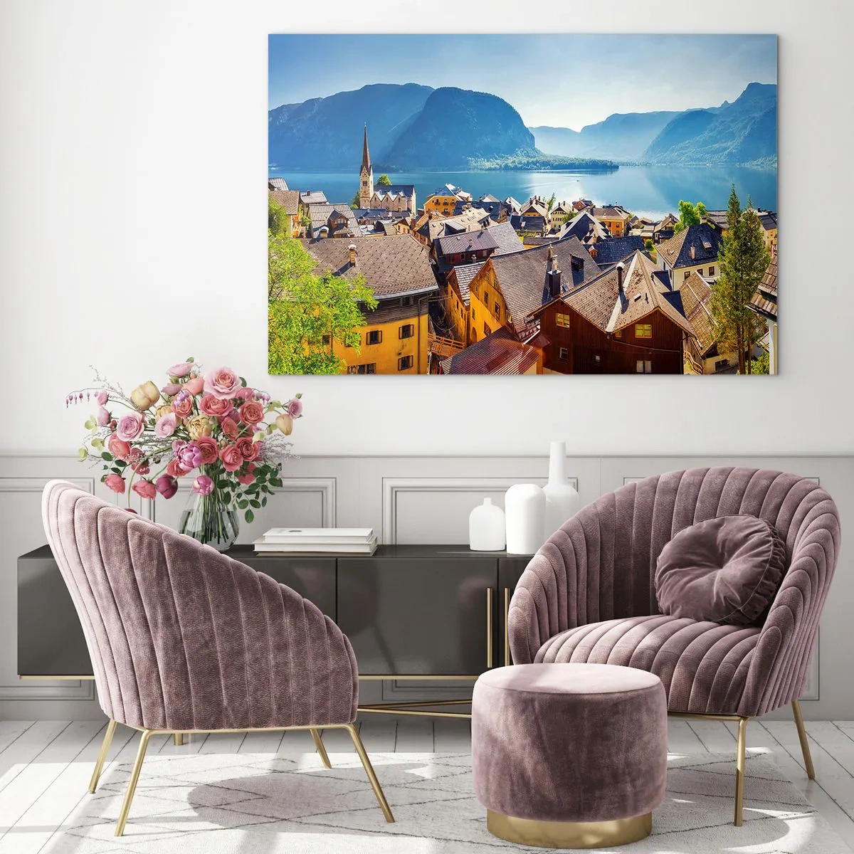 Glastavla - Bild på glas - En pittoresk stad vid en sjö omgiven av berg - 70x50cm - Mera pittoreskt blir det inte - Modern väggdekoration för vardagsrum och sovrum ARTTOR
