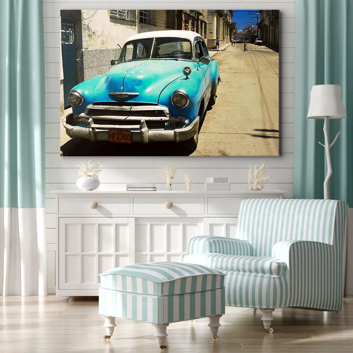 Canvastavla - Bild på duk - En blå klassisk bil på gatan på en solig dag - 70x50cm - Evviva Cuba! - Modern väggdekoration för vardagsrum och sovrum ARTTOR