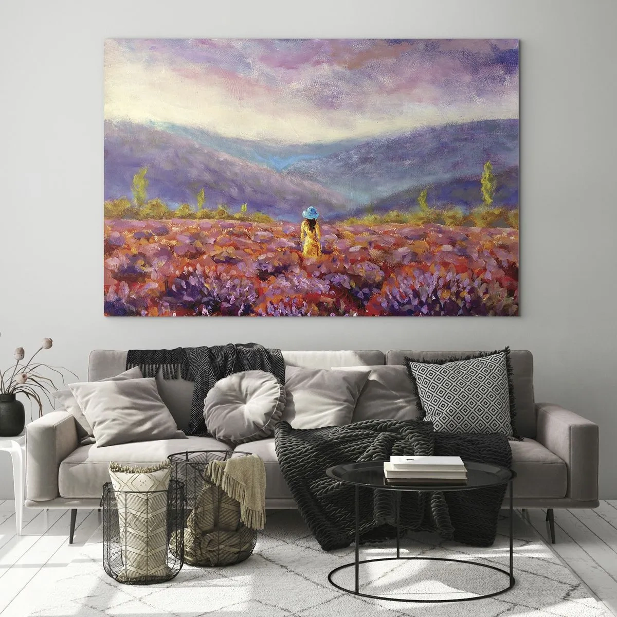 Glastavla - Bild på glas - En figur som bär hatt i ett lavendelfält i skymningen - 70x50cm - I lavendelsvärld - Modern väggdekoration för vardagsrum och sovrum ARTTOR