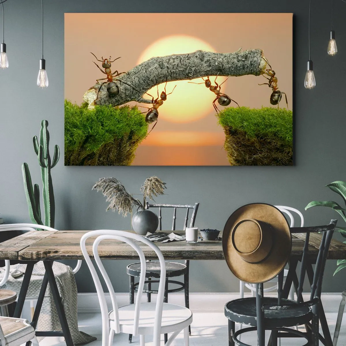 Canvastavla - Bild på duk - Myror bygger en bro av grenar mot bakgrund av den nedgående solen. - 70x50cm - Glatt, gemensamt arbete - Modern väggdekoration för vardagsrum och sovrum ARTTOR