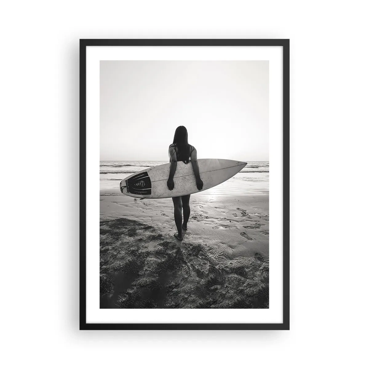 Affisch i svart ram - Kvinna med surfbräda på stranden vid solnedgången - 50x70cm - Havsvågens dotter - Modern väggdekoration för vardagsrum och sovrum ARTTOR