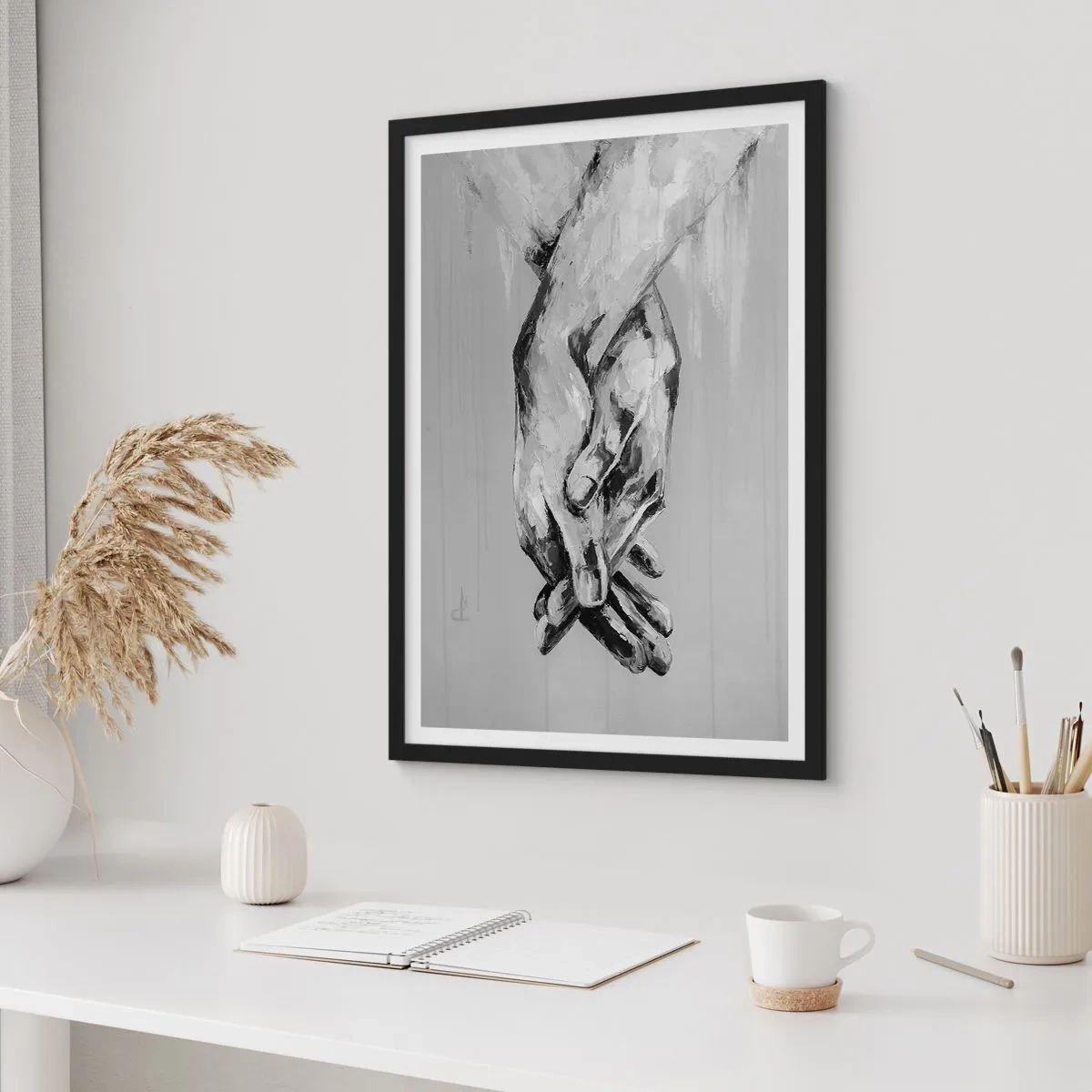 Affisch i svart ram - En monokrom bild av knäppta händer mot en grå bakgrund. - 50x70cm - Början... - Modern väggdekoration för vardagsrum och sovrum ARTTOR