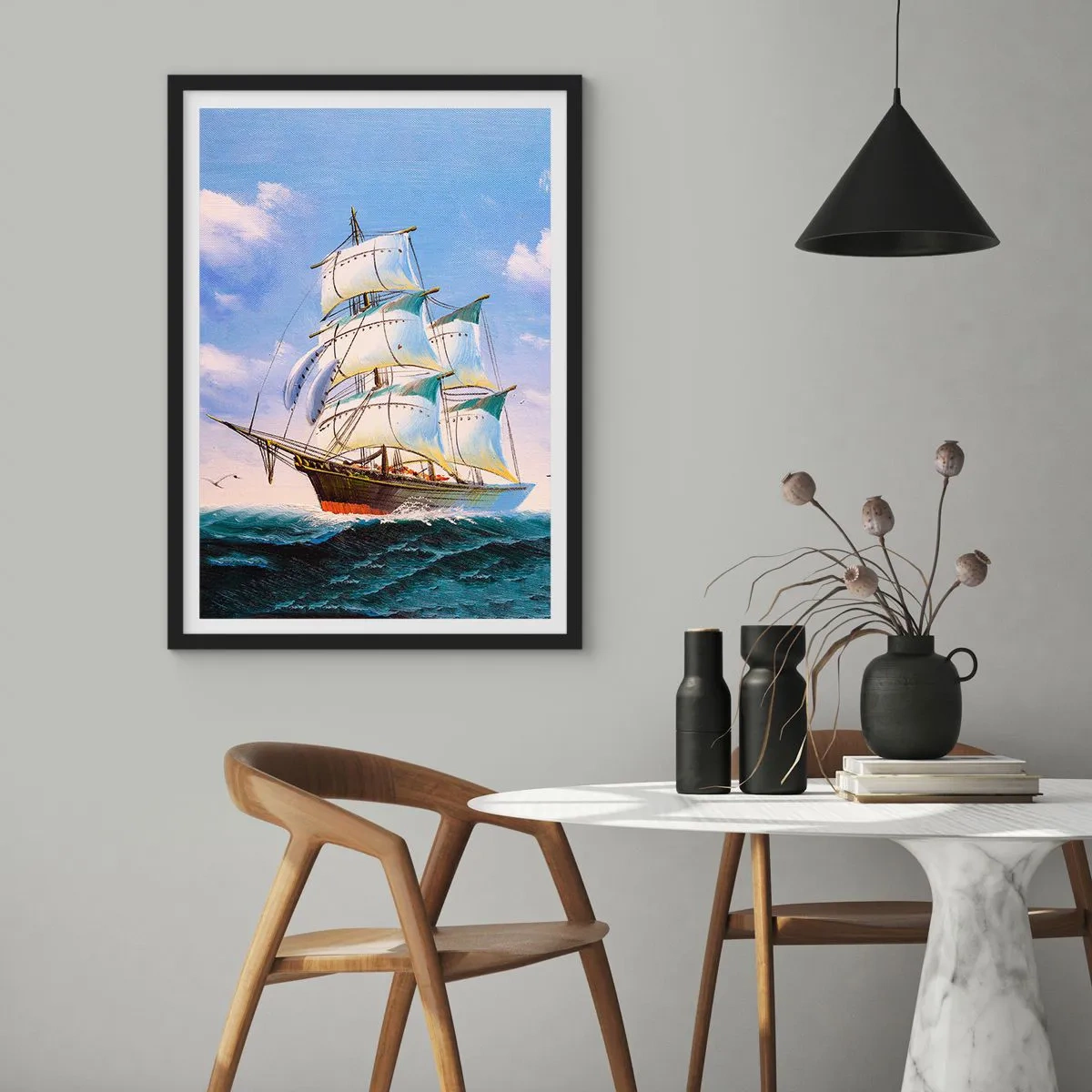 Affisch i svart ram - Ett segelfartyg mot havet, fulla segel - 50x70cm - Stolt med vinden - Modern väggdekoration för vardagsrum och sovrum ARTTOR