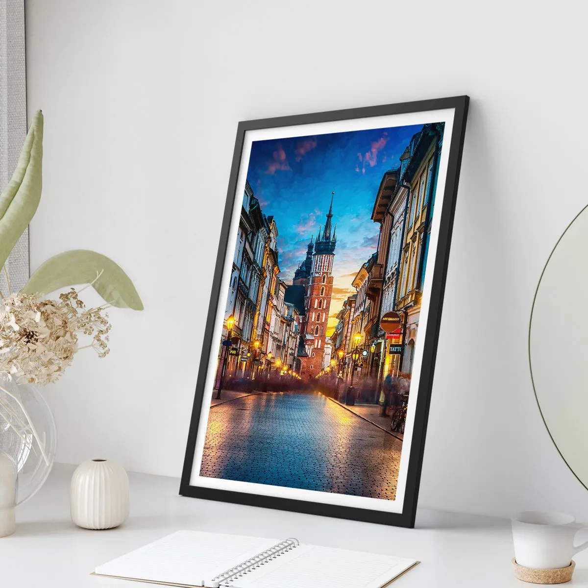 Affisch i svart ram - Kvällsvy över Grodzka-gatan och Mariakyrkan i Krakow - 50x70cm - Krakows charm - Modern väggdekoration för vardagsrum och sovrum ARTTOR
