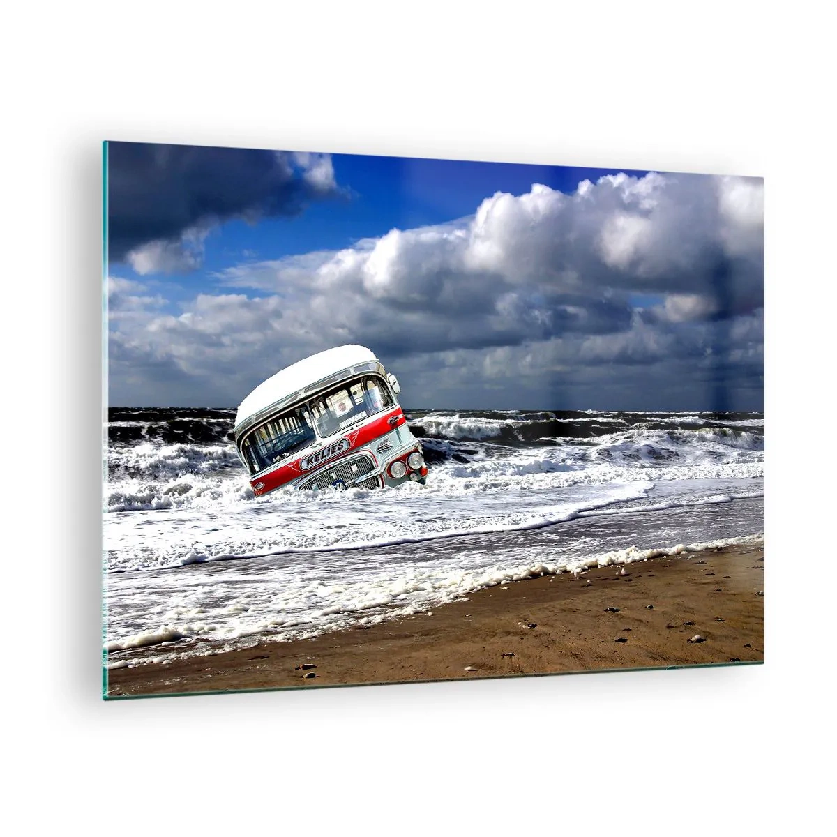 Glastavla - Bild på glas - En gammal buss i vattnet i ett stormigt hav - 70x50cm - Förvånad? - Modern väggdekoration för vardagsrum och sovrum ARTTOR