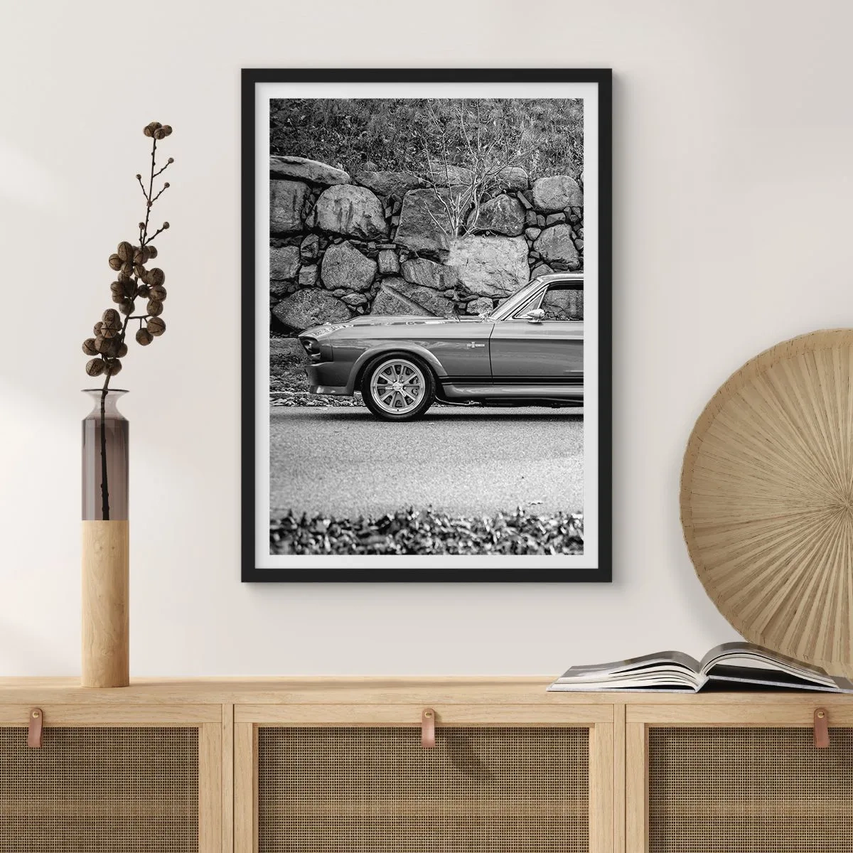 Affisch i svart ram - Svartvit klassisk bil mot en stenmur - 50x70cm - Legend från 60-talet - Modern väggdekoration för vardagsrum och sovrum ARTTOR