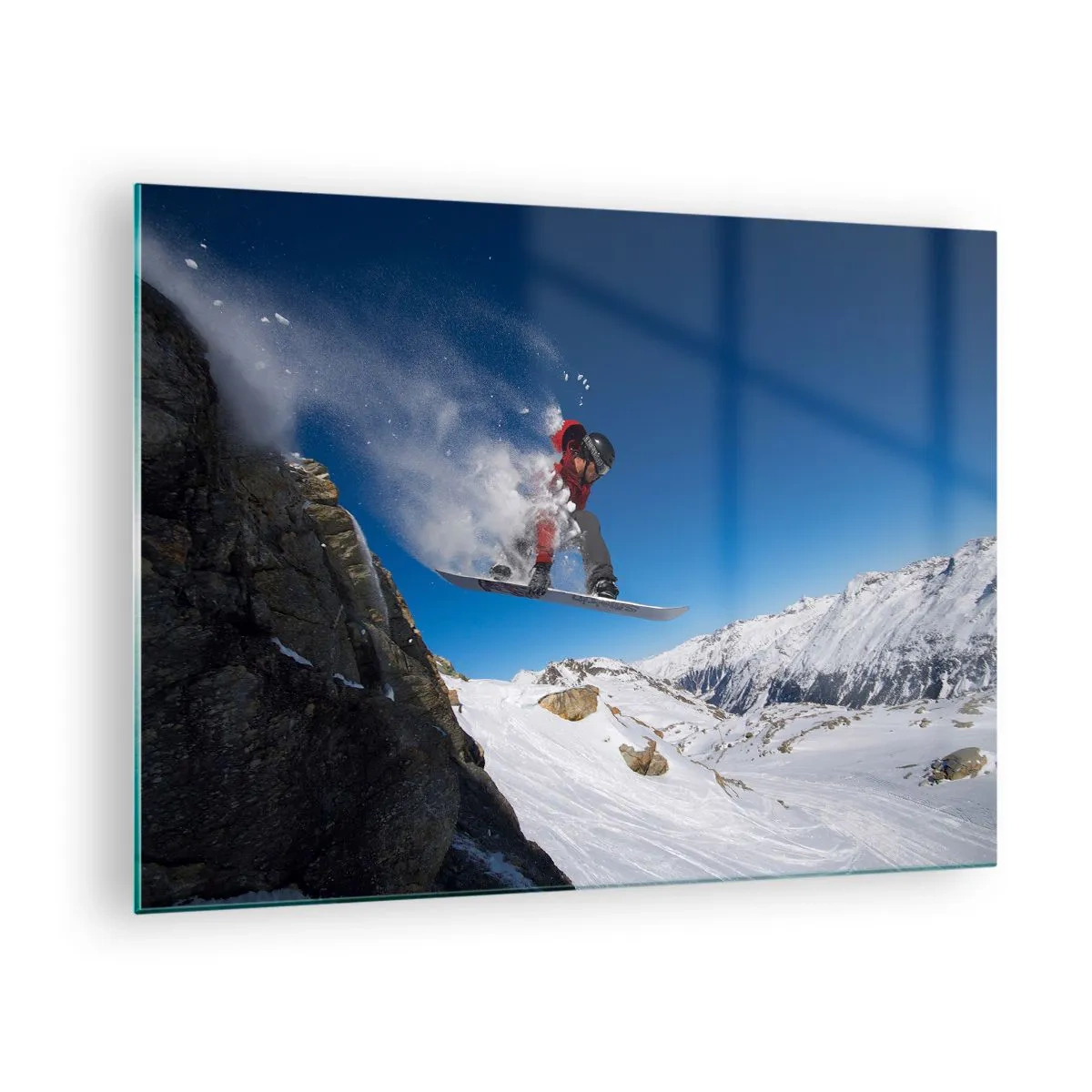 Glastavla - Bild på glas - En snowboardåkare hoppar mot en bergsbakgrund - 70x50cm - Så blev du en del av vyn - Modern väggdekoration för vardagsrum och sovrum ARTTOR