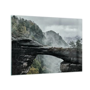 Glastavla - Bild på glas - En stenbro bland dimmiga berg och ett skogslandskap - 70x50cm - Äventyret är på väg att börja - Modern väggdekoration för vardagsrum och sovrum ARTTOR