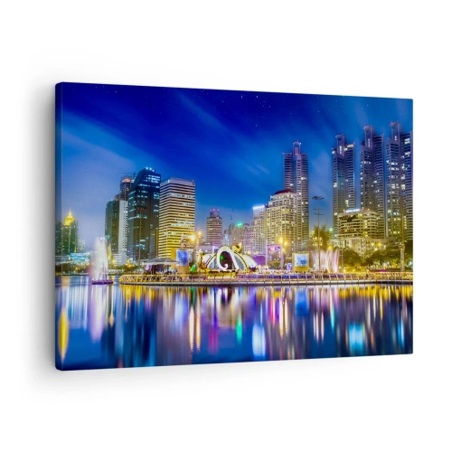 Canvastavla - Bild på duk - Nattpanorama över staden med ljus som reflekteras på vattnet - 70x50cm - Metropolens regnbågsnatt - Modern väggdekoration för vardagsrum och sovrum ARTTOR