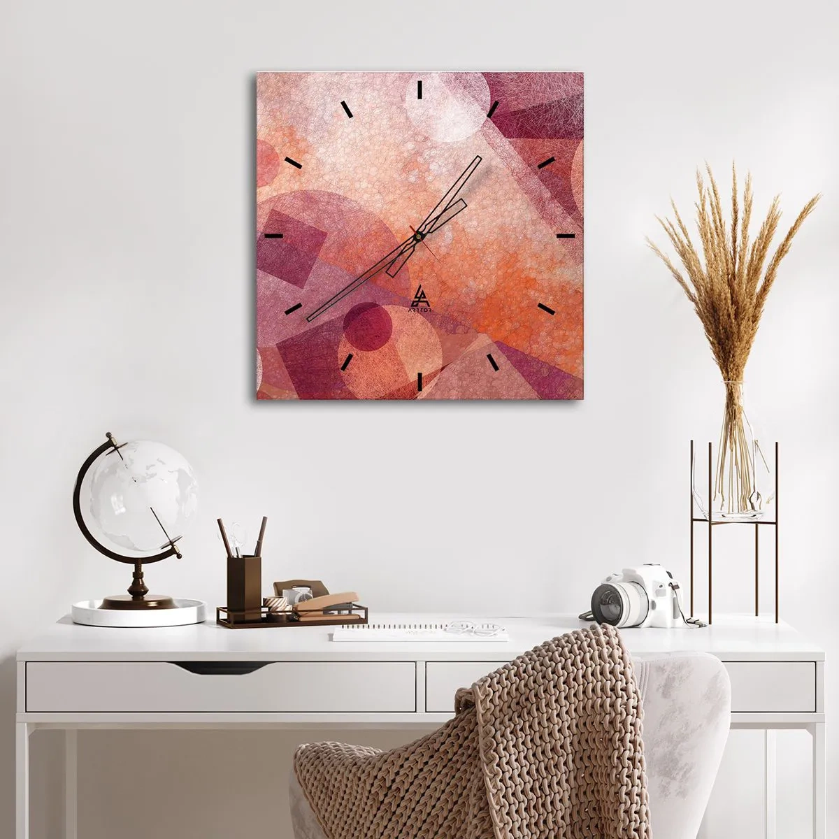 Väggklocka - Klocka på glas - Geometriska omvandlingar i rosa - 30x30 cm