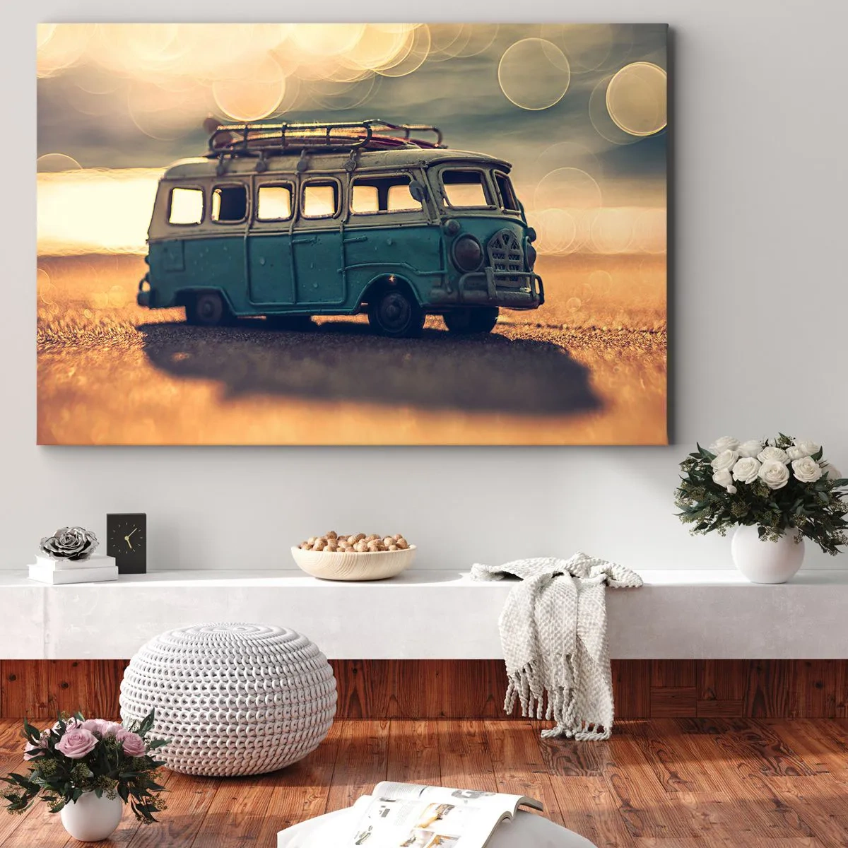 Canvastavla - Bild på duk - Retrobuss mot suddigt ljus - 70x50cm - Slut på smågudarna: pengar och arbete  - Modern väggdekoration för vardagsrum och sovrum ARTTOR