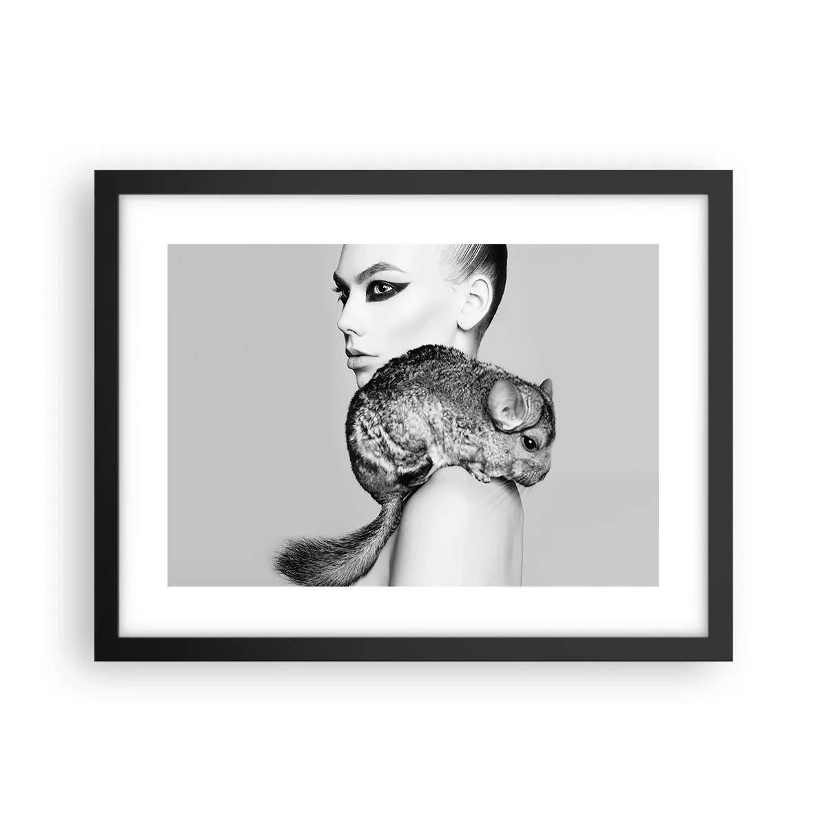 Affisch i svart ram - Dam med chinchilla - 40x30 cm