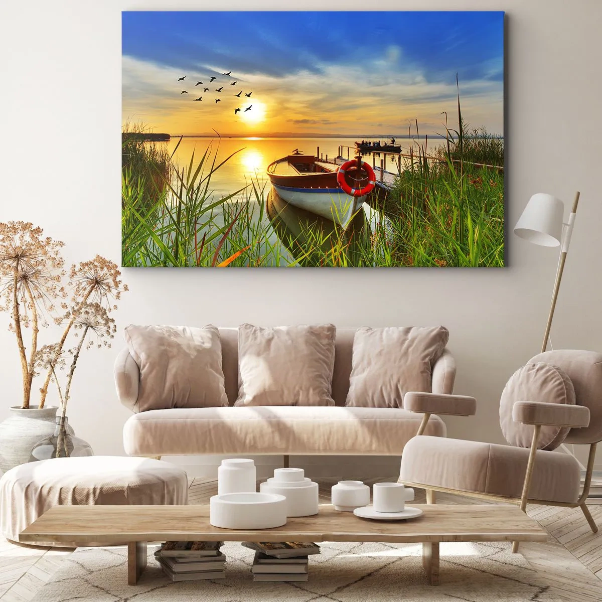 Canvastavla - Bild på duk - En båt på stranden av en sjö vid solnedgången - 70x50cm - Storskarvarna drar iväg - Modern väggdekoration för vardagsrum och sovrum ARTTOR