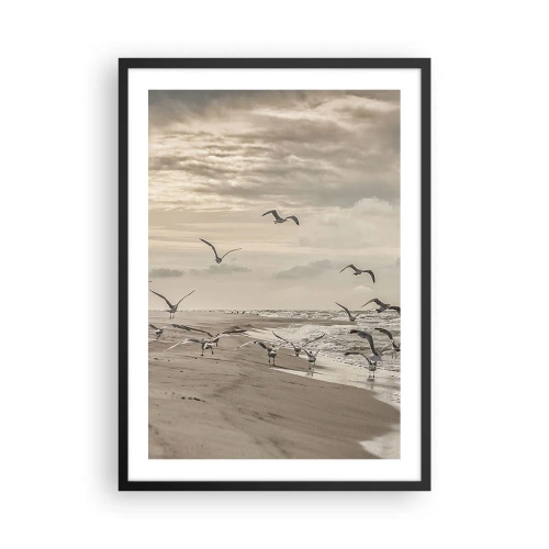 Affisch i svart ram - Måsar som svävar över havsstranden under en molnig himmel - 50x70cm - Havets brus, fågelsång - Modern väggdekoration för vardagsrum och sovrum ARTTOR