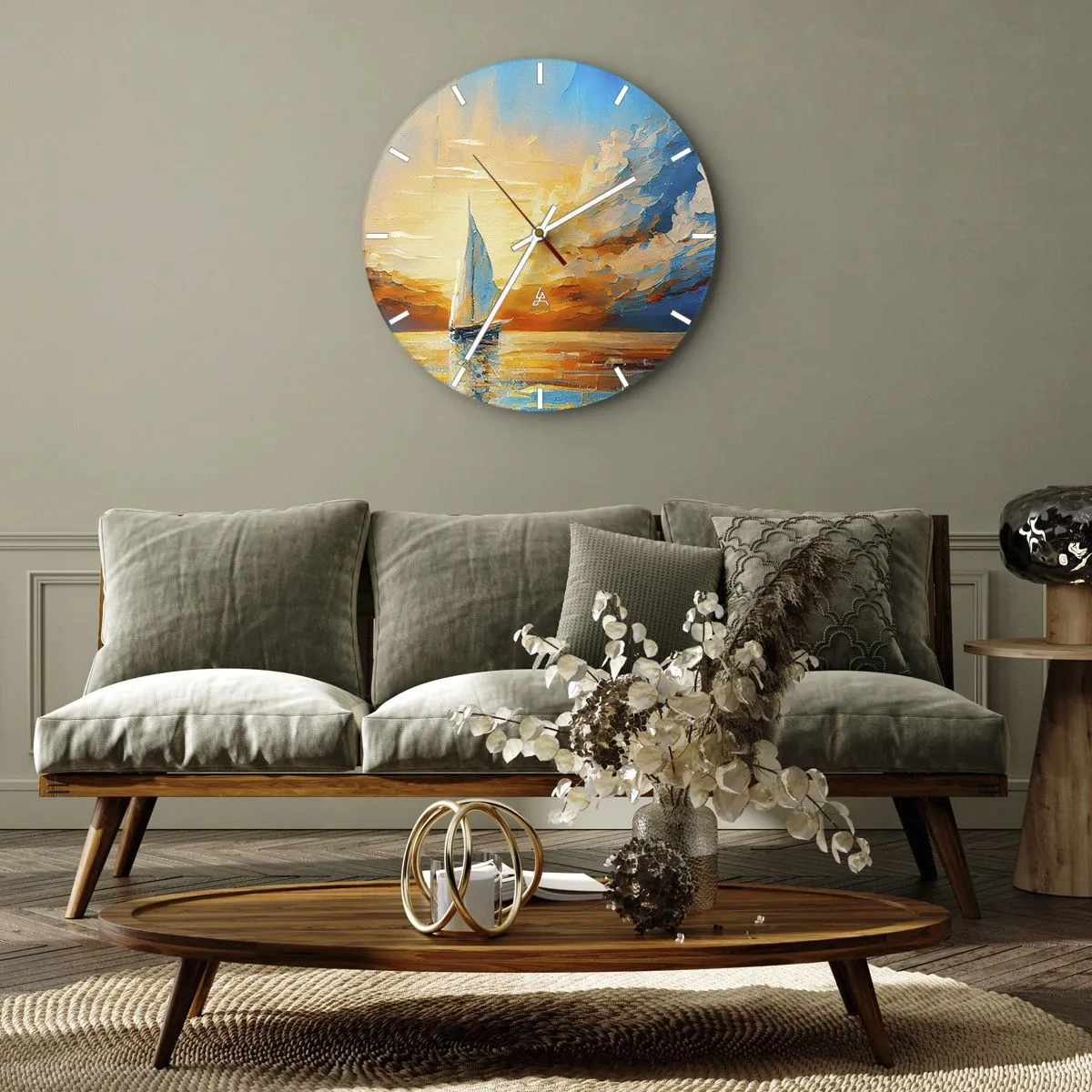 Väggklocka - Klocka på glas - En segelbåt mot bakgrund av en gyllene solnedgång över vattnet - 30x30cm - Segla i gult - Modern väggdekoration för vardagsrum, kök och sovrum ARTTOR