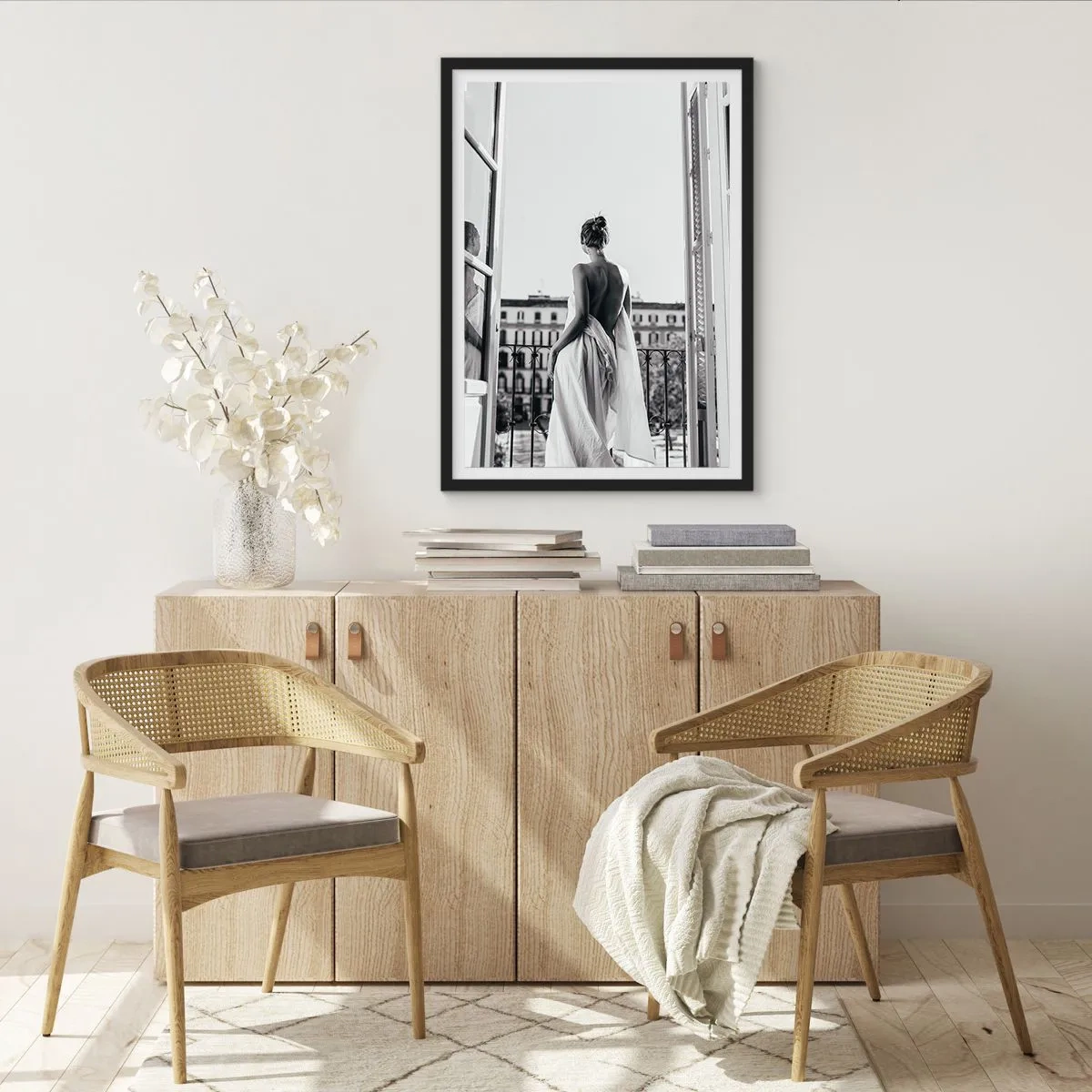 Affisch i svart ram - En kvinna i vitt tyg på en balkong med utsikt över staden - 50x70cm - Sinnen vaknar - Modern väggdekoration för vardagsrum och sovrum ARTTOR