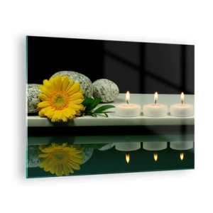 Glastavla - Bild på glas - Ljus, stenar och en gul blomma som reflekteras i vattnet - 70x50cm - Stilla sinnen - Modern väggdekoration för vardagsrum och sovrum ARTTOR
