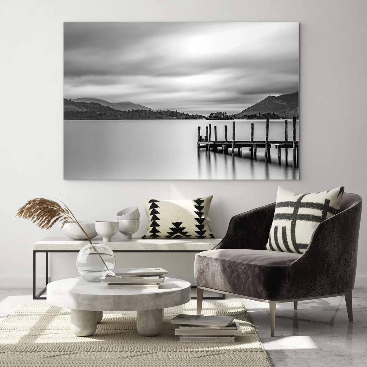 Glastavla - Bild på glas - Svartvitt landskap med en sjö och en träpir - 70x50cm - Mildhet och styrka - Modern väggdekoration för vardagsrum och sovrum ARTTOR