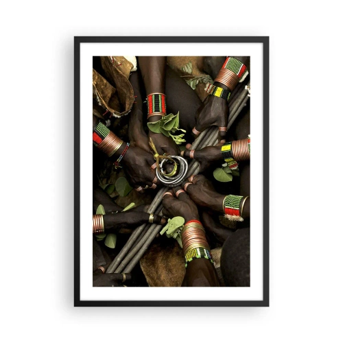 Affisch i svart ram - Händer i traditionella armband, i en gest av gemenskap - 50x70cm - Vi är tillsammans - Modern väggdekoration för vardagsrum och sovrum ARTTOR