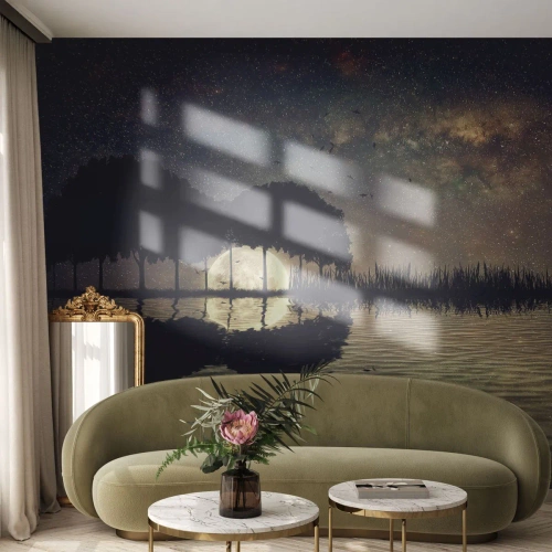 Fototapet Standard Eco - Ett stämningsfullt nattlandskap med månen som speglas i vattnet - 100x70cm - En natt i världens ände - Modern väggdekoration för vardagsrum och sovrum ARTTOR