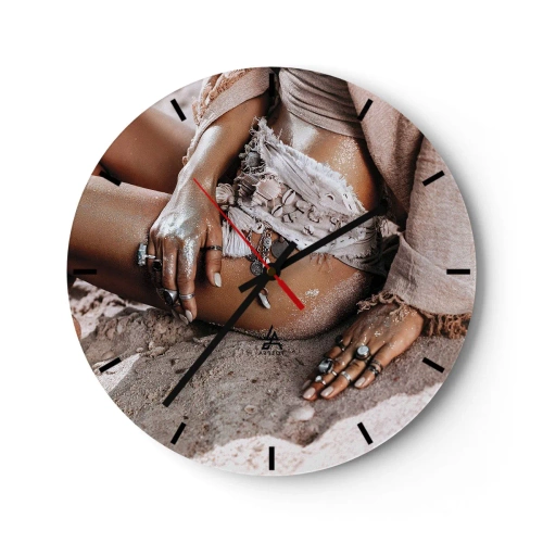 Väggklocka - Klocka på glas - Boho feminin styling med smycken och sand på huden - 30x30cm - Utkastad av vågorna? - Modern väggdekoration för vardagsrum, kök och sovrum ARTTOR
