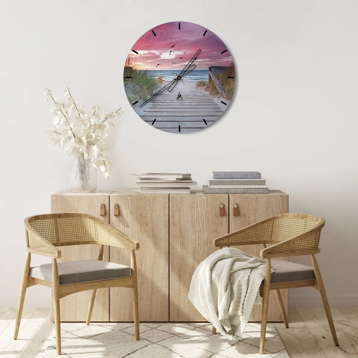 Väggklocka - Klocka på glas - Träbrygga som leder till stranden vid solnedgången - 30x30cm - Östersjöimpression - Modern väggdekoration för vardagsrum, kök och sovrum ARTTOR