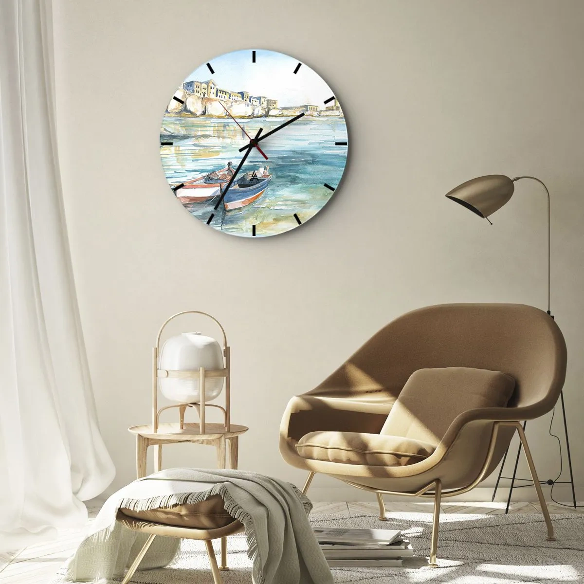 Väggklocka - Klocka på glas - En akvarellvy av båtar på stranden med byggnader i bakgrunden. - 30x30cm - Landskap i azurblått - Modern väggdekoration för vardagsrum, kök och sovrum ARTTOR