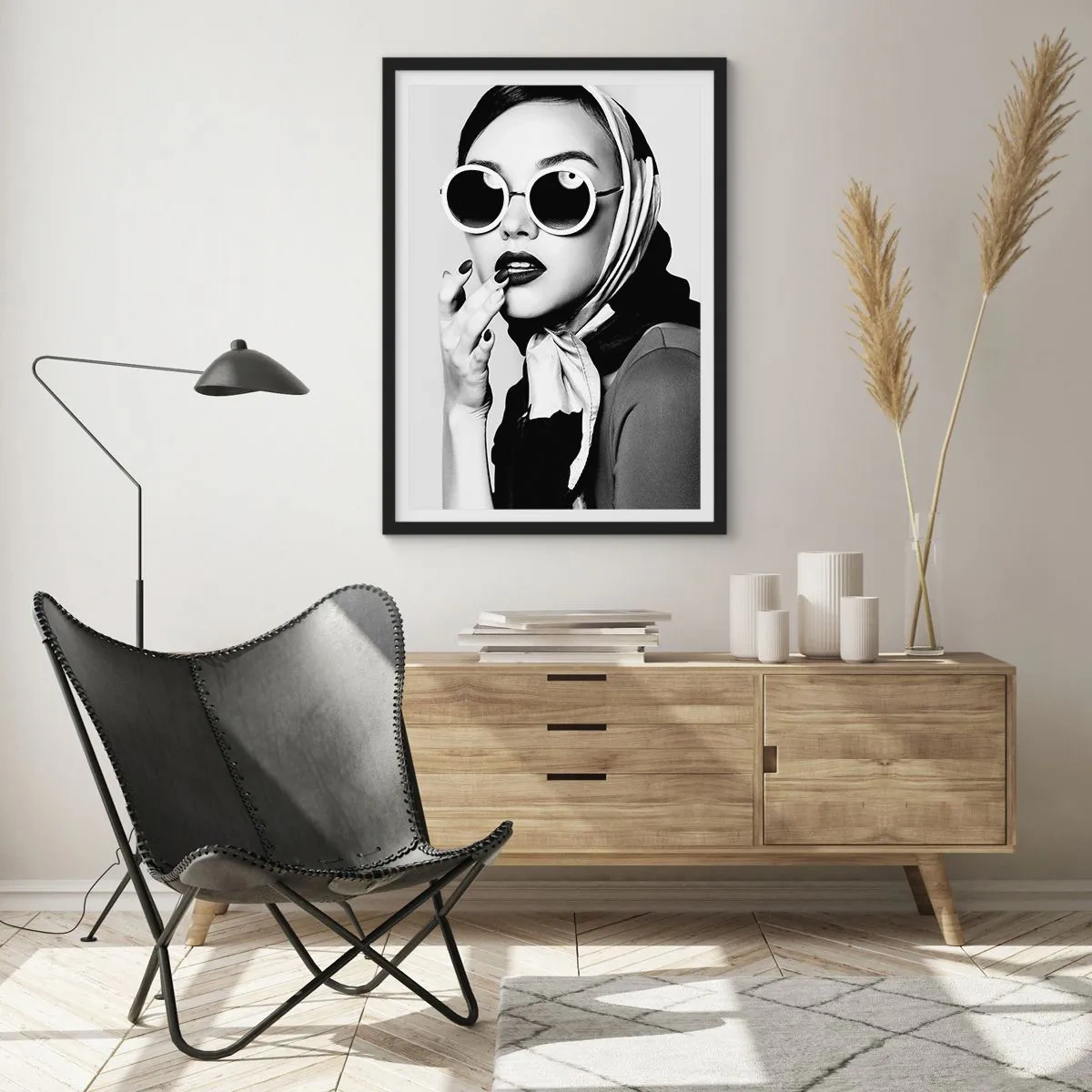 Affisch i svart ram - Porträtt av en kvinna som bär solglasögon och halsduk - 50x70cm - Hälsningar från 60-talet - Modern väggdekoration för vardagsrum och sovrum ARTTOR