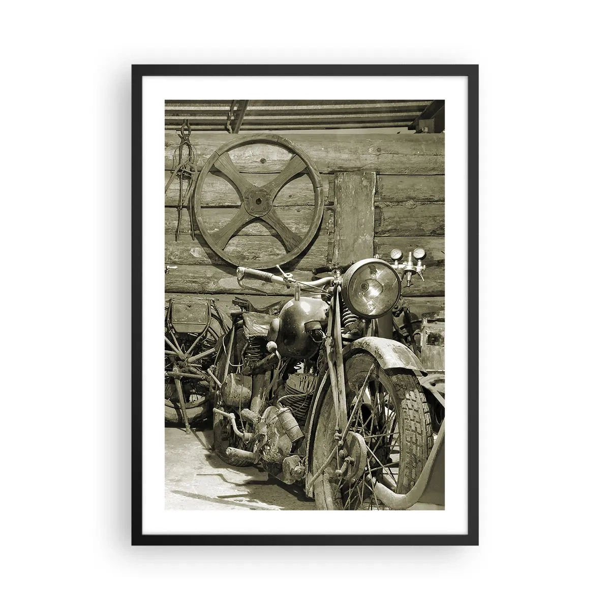 Affisch i svart ram - En gammal motorcykel i ett träskjul med ett hjul i bakgrunden - 50x70cm - I onkel Lasses skjul - Modern väggdekoration för vardagsrum och sovrum ARTTOR