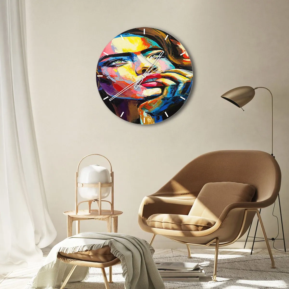 Väggklocka - Klocka på glas - Färgglatt porträtt av en kvinna i abstrakt stil - 30x30cm - Drömmar seglar i himlen som fåglar - Modern väggdekoration för vardagsrum, kök och sovrum ARTTOR