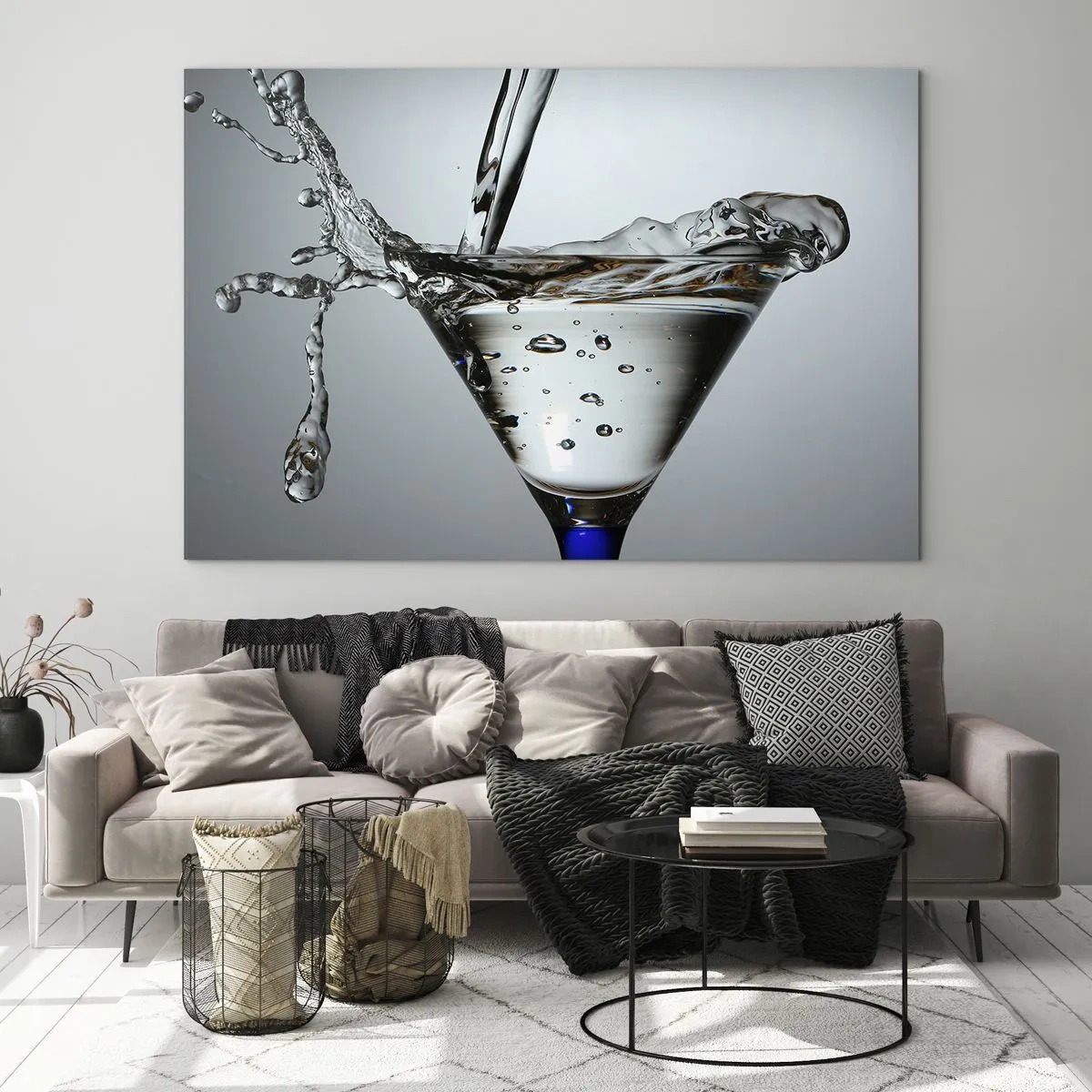 Glastavla - Bild på glas - Vätska i ett martiniglas som stänker mot en grå bakgrund - 70x50cm - Vid glasets kant - Modern väggdekoration för vardagsrum och sovrum ARTTOR