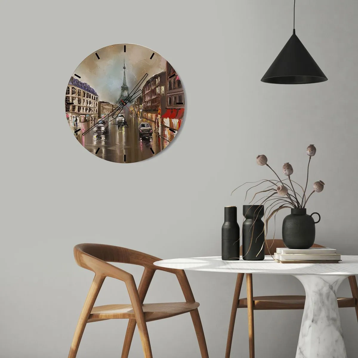 Väggklocka - Klocka på glas - Eiffeltornet omgivet av en parisisk gata i regnet - 30x30cm - Det är bara tornet som räknas - Modern väggdekoration för vardagsrum, kök och sovrum ARTTOR