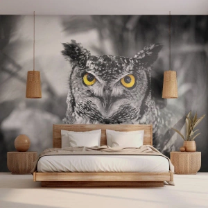 Fototapet Standard Eco - En svartvit uggla med intensivt gula ögon - 100x70cm - Inget kommer undan - Modern väggdekoration för vardagsrum och sovrum ARTTOR