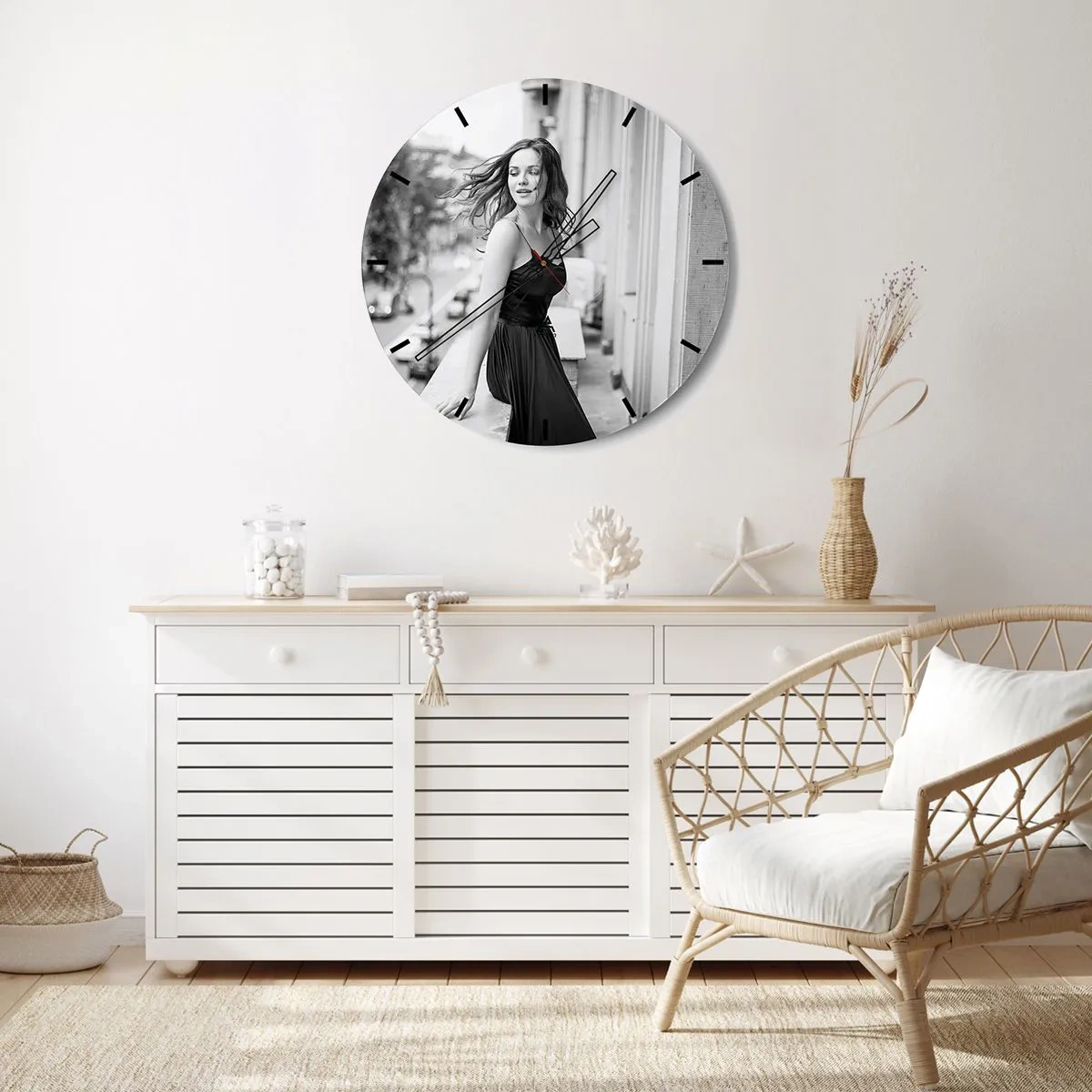 Väggklocka - Klocka på glas - Proteaknoppar med blågröna blad på vit bakgrund - 30x30cm - Säkert en Parisbo - Modern väggdekoration för vardagsrum, kök och sovrum ARTTOR