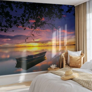 Fototapet Standard Eco - En båt på sjön vid solnedgången - 100x70cm - "Du verkar hänga i mitten av himmelvalvet…" - Modern väggdekoration för vardagsrum och sovrum ARTTOR