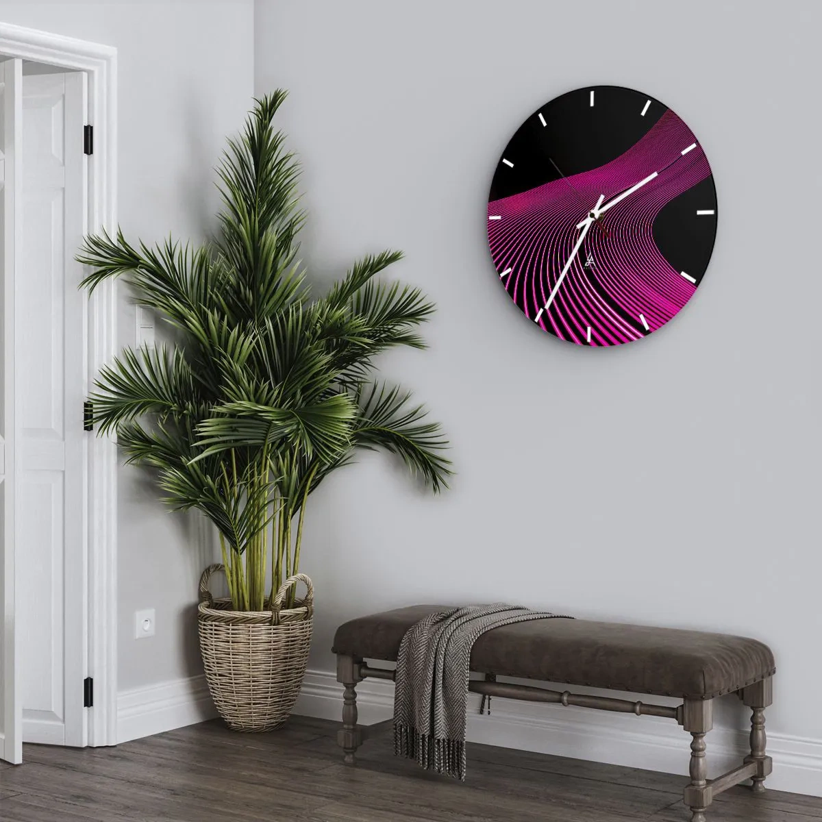 Väggklocka - Klocka på glas - Lila linjer på svart bakgrund i en futuristisk komposition - 30x30cm - Ljusets allé - Modern väggdekoration för vardagsrum, kök och sovrum ARTTOR