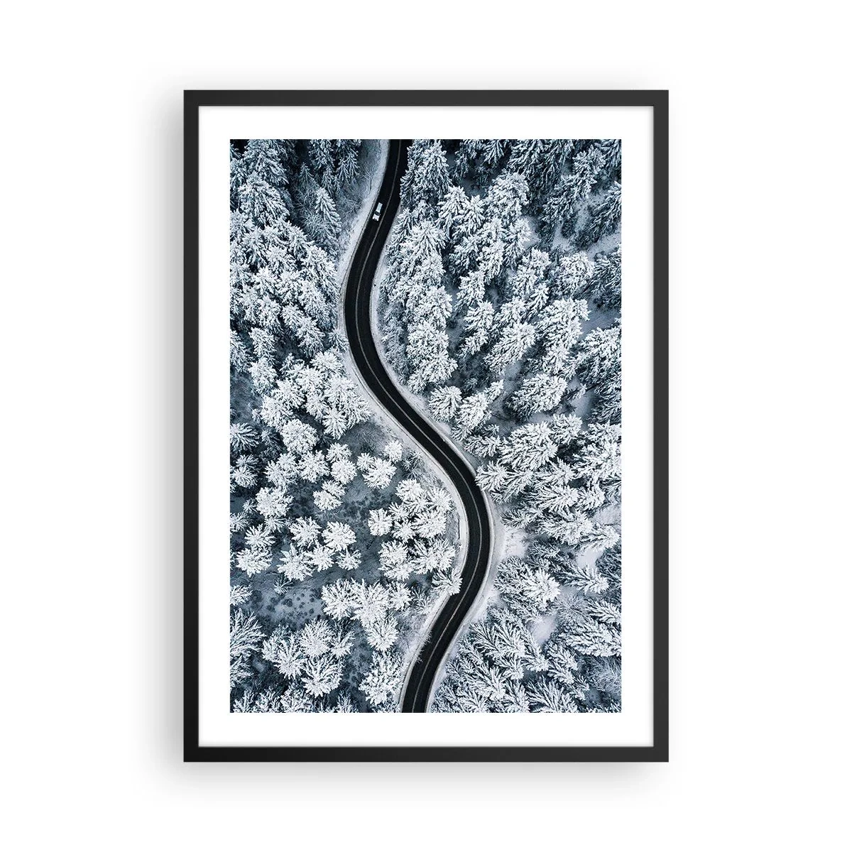 Affisch i svart ram - En pittoresk väg bland snötäckta träd från ett fågelperspektiv - 50x70cm - Genom vinterskogen - Modern väggdekoration för vardagsrum och sovrum ARTTOR