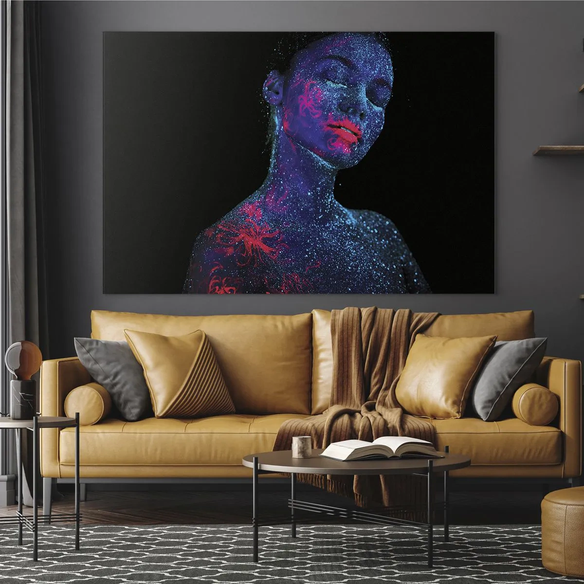 Glastavla - Bild på glas - Porträtt av en kvinna med fluorescerande kroppsmålning - 70x50cm - I sjärndammet - Modern väggdekoration för vardagsrum och sovrum ARTTOR