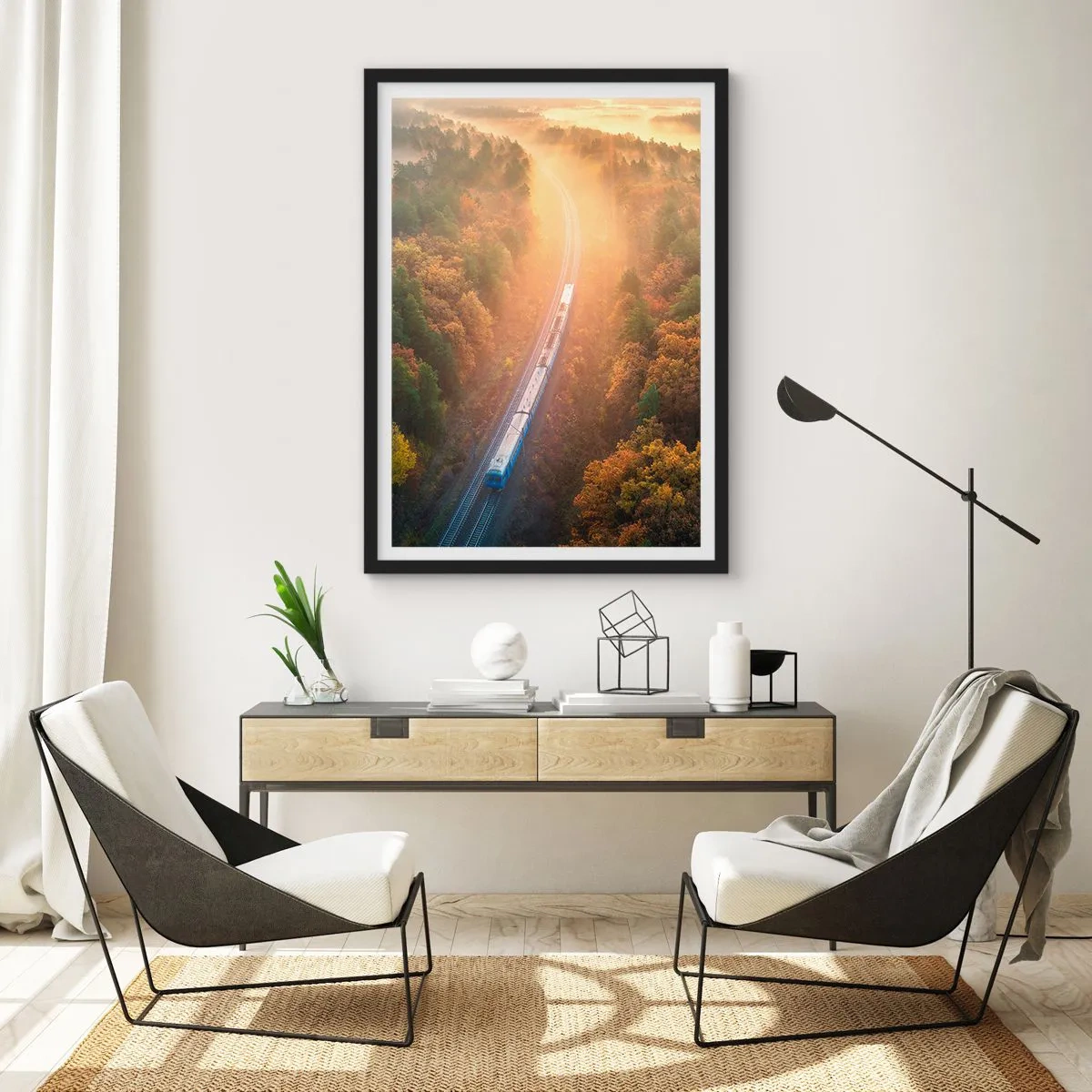 Affisch i svart ram - Ett tåg som färdas genom en höstskog i den uppgående solens strålar - 50x70cm - Höstresa - Modern väggdekoration för vardagsrum och sovrum ARTTOR