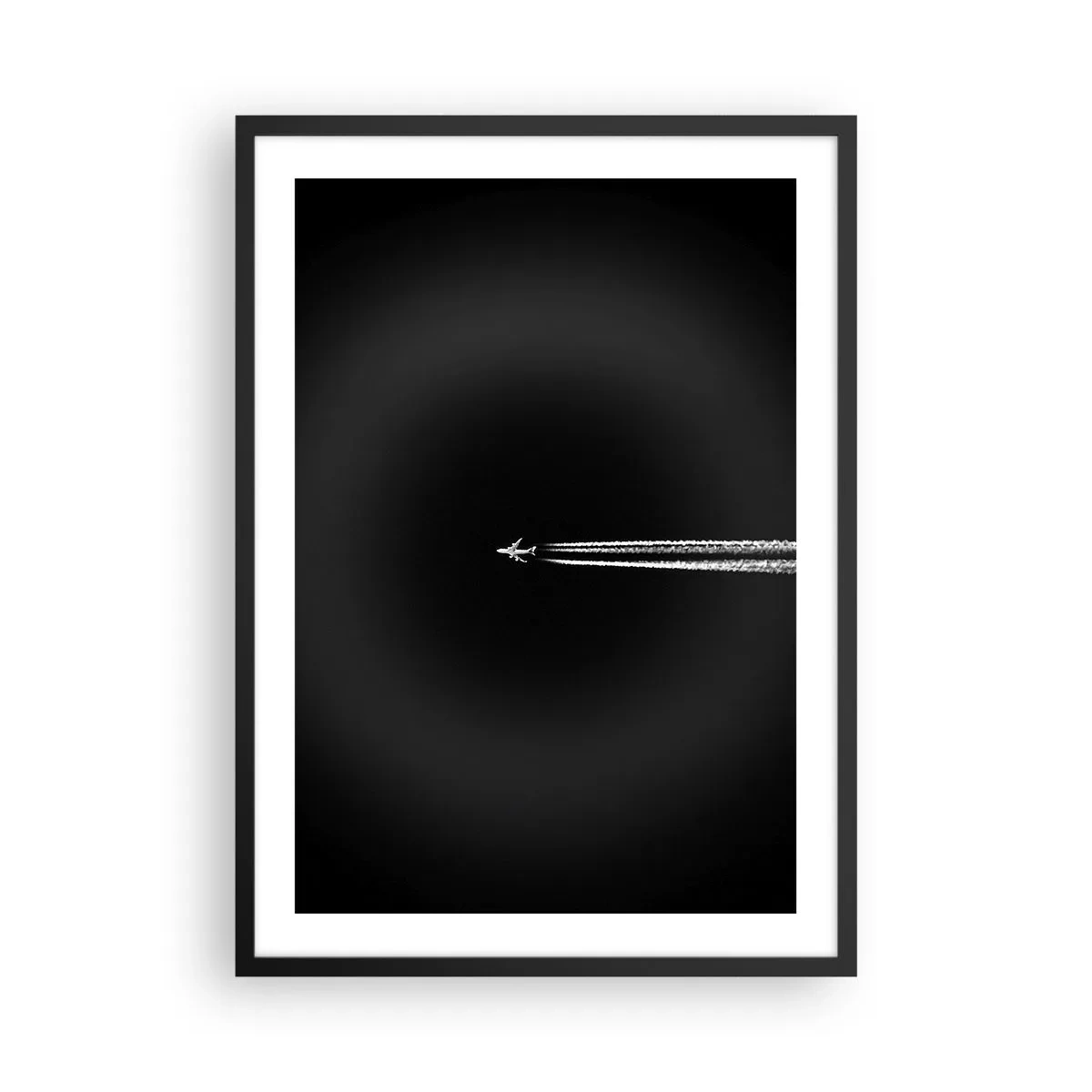 Affisch i svart ram - Ett flygplan som flyger mot en svart bakgrund och lämnar kondensstrimmor efter sig. - 50x70cm - I en annan dimension - Modern väggdekoration för vardagsrum och sovrum ARTTOR