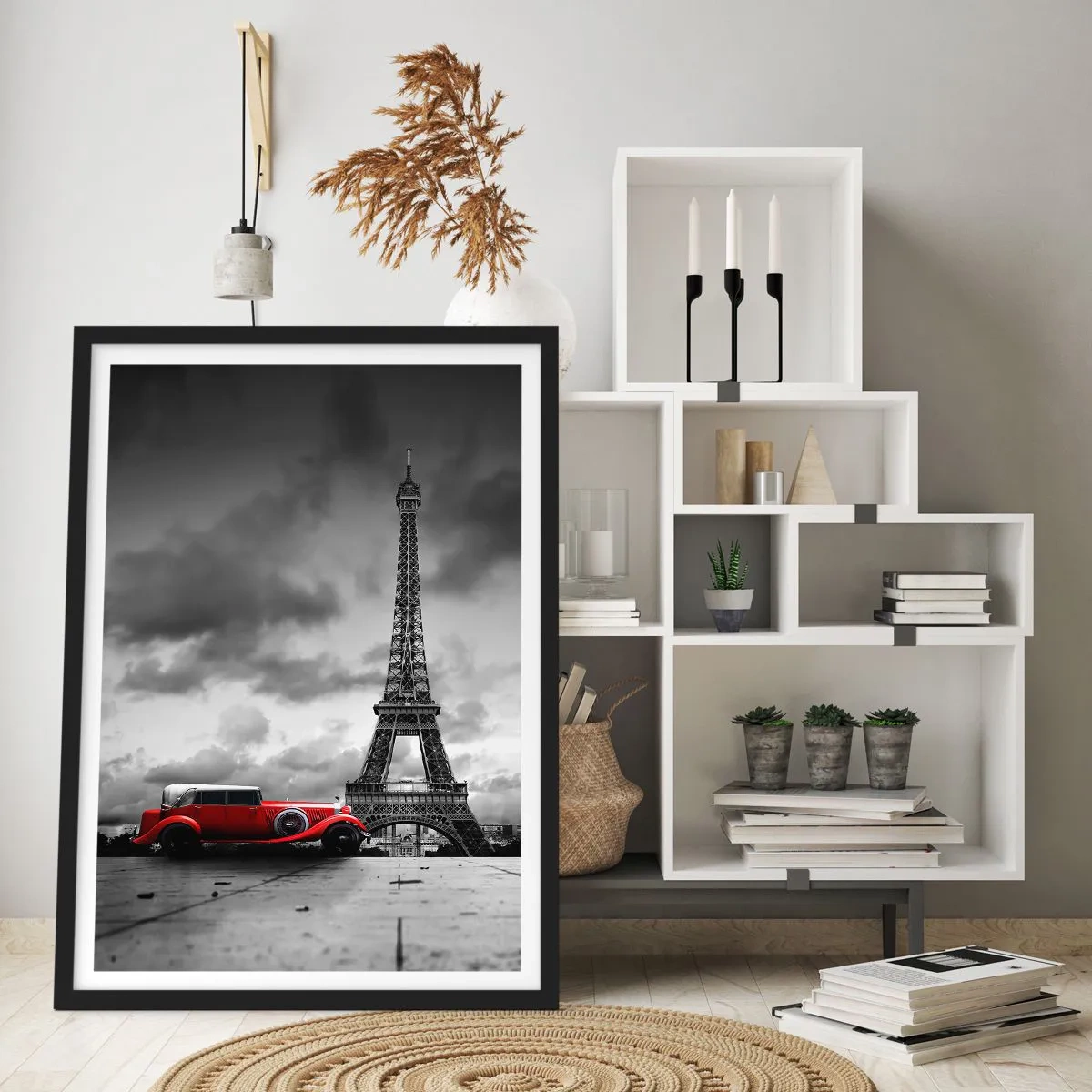 Affisch i svart ram - En röd bil framför Eiffeltornet i svartvitt - 50x70cm - Inte så länge sedan i Paris - Modern väggdekoration för vardagsrum och sovrum ARTTOR