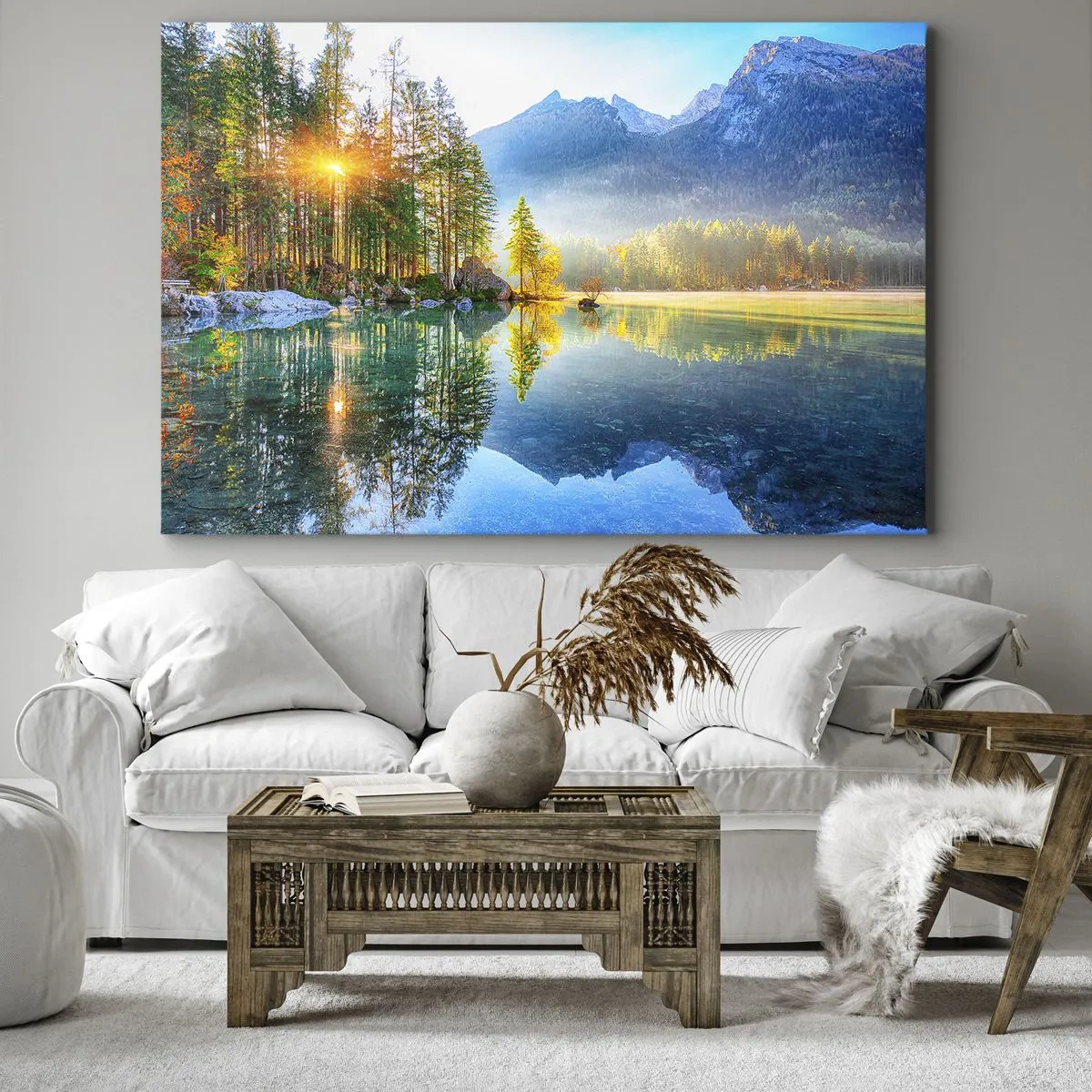 Canvastavla - Bild på duk - En sjö omgiven av berg och skog i solens strålar - 70x50cm - Majestät och sötma - Modern väggdekoration för vardagsrum och sovrum ARTTOR
