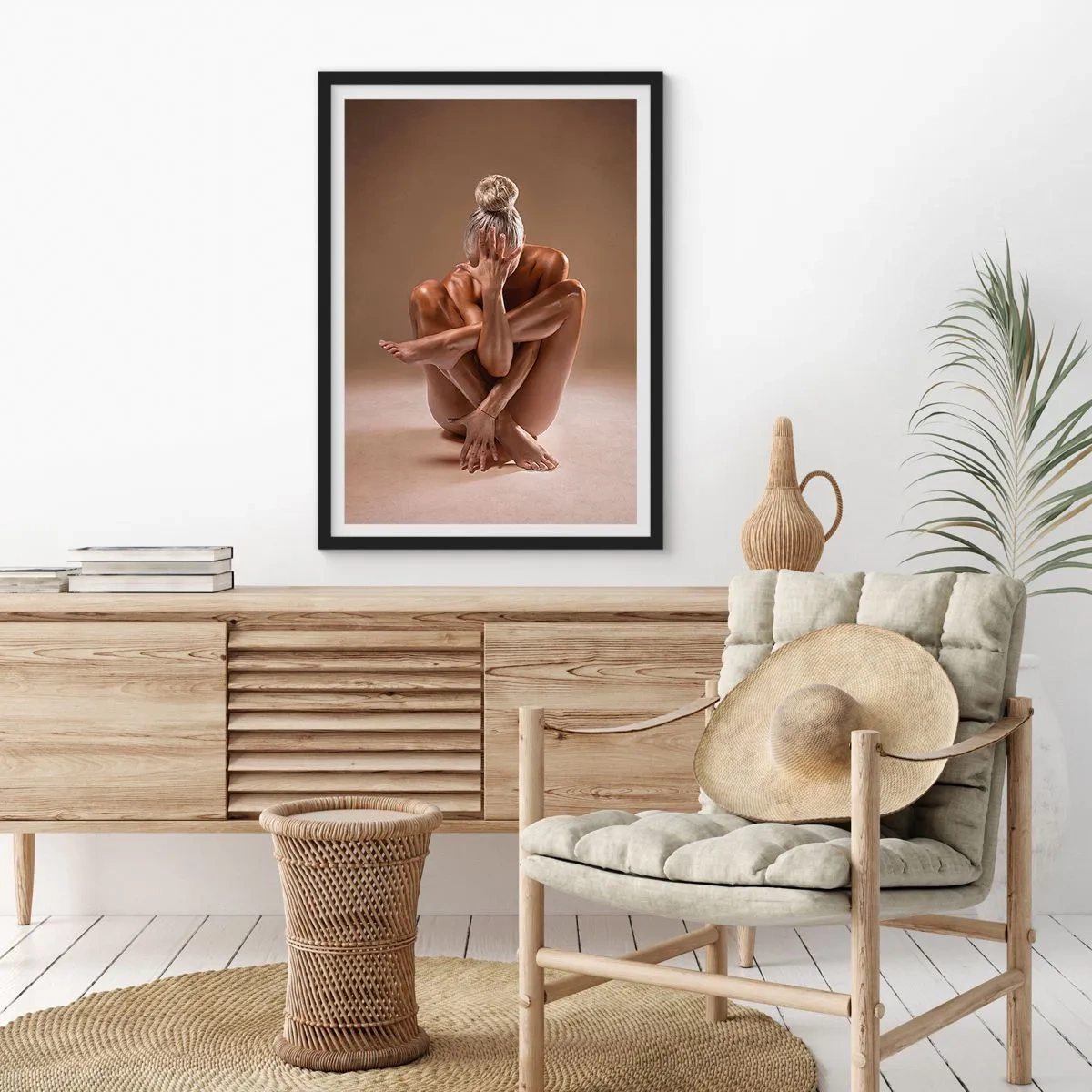 Affisch i svart ram - Konstnärlig bild av en kvinna i sensuell pose mot en beige bakgrund - 50x70cm - Kroppens och själens enighet - Modern väggdekoration för vardagsrum och sovrum ARTTOR