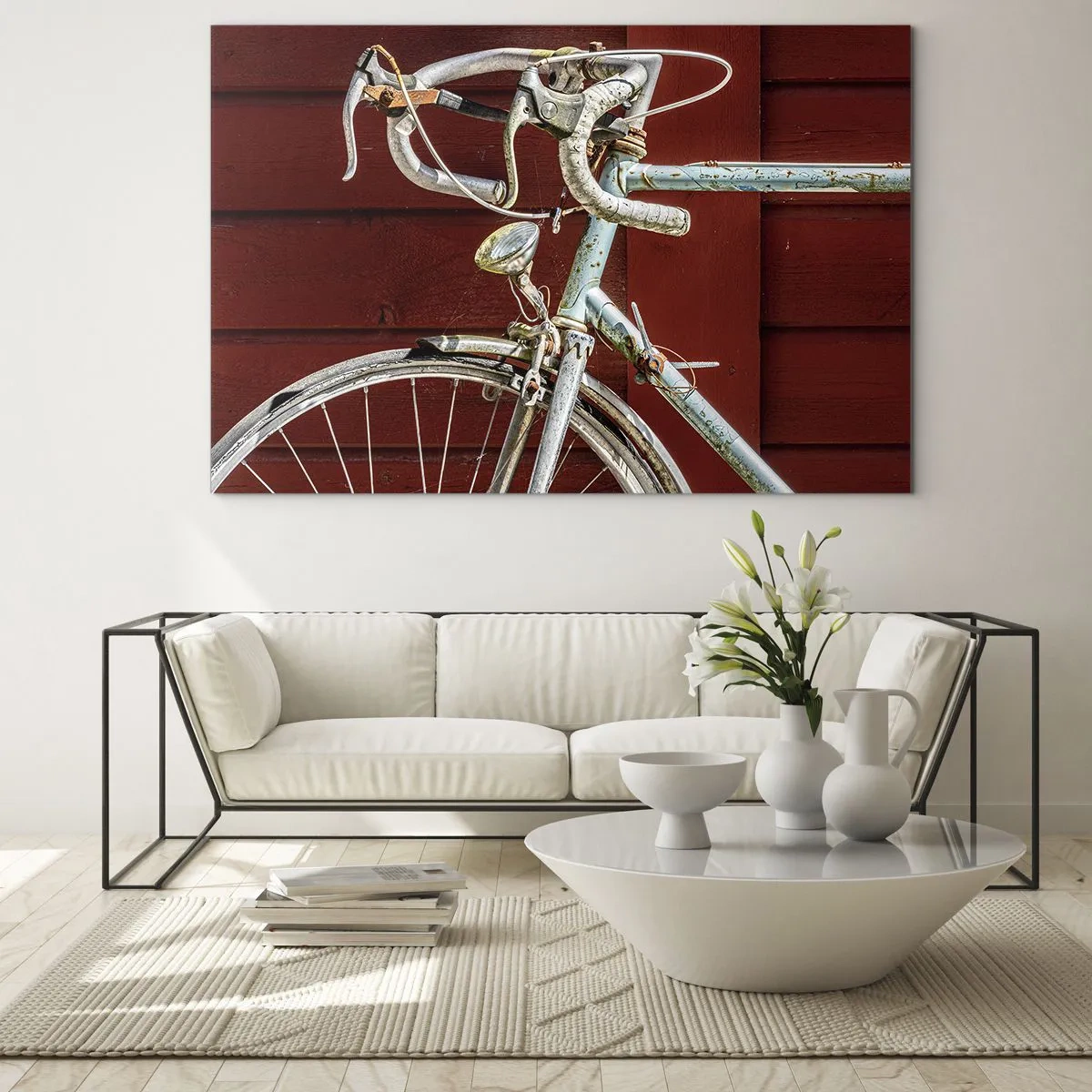 Glastavla - Bild på glas - En gammal racercykel från 1970-talet mot en röd trävägg - 70x50cm - Skapad för segrar - Modern väggdekoration för vardagsrum och sovrum ARTTOR