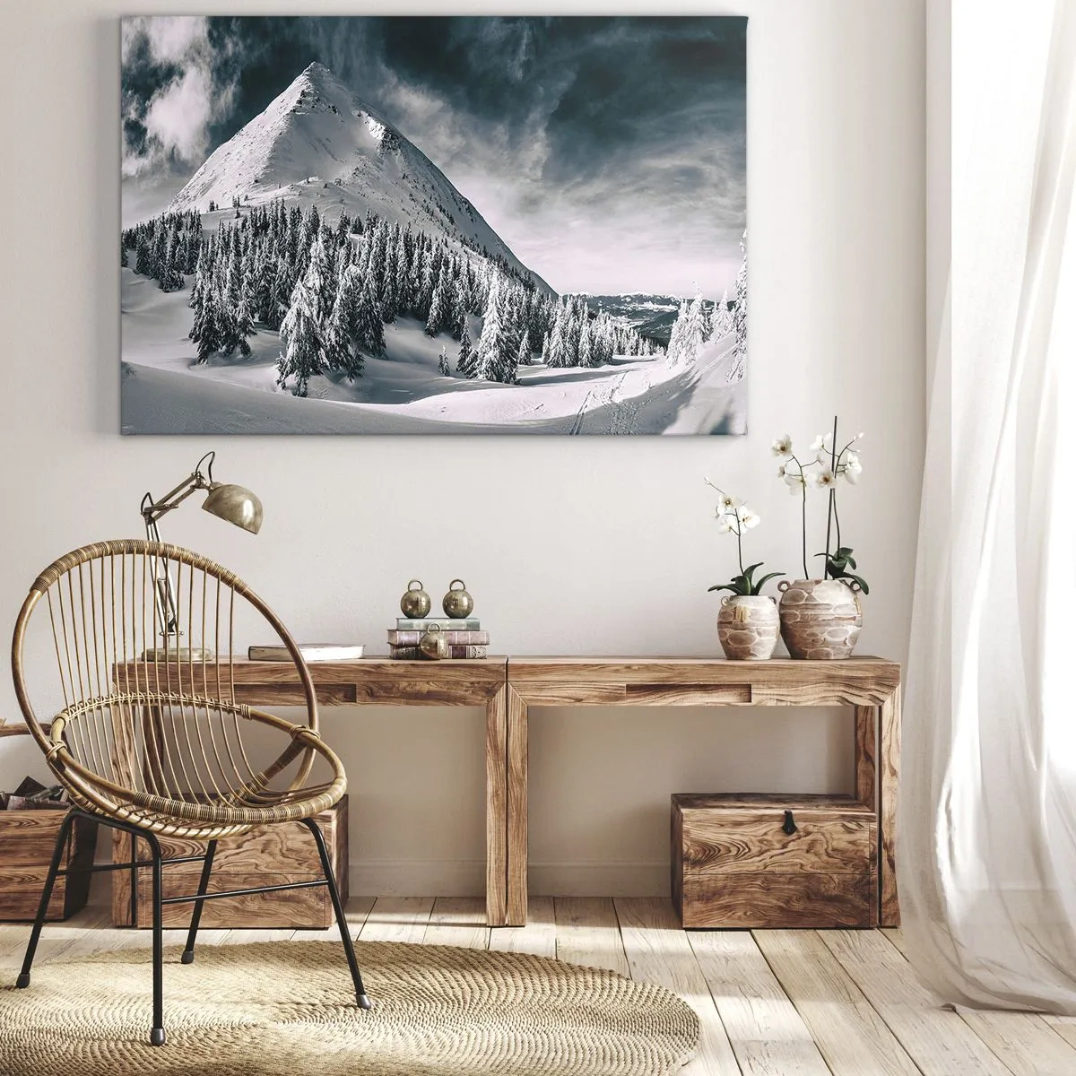 Canvastavla - Bild på duk - En snötäckt bergstopp omgiven av en vinterskog - 70x50cm - Snö- och islandet - Modern väggdekoration för vardagsrum och sovrum ARTTOR