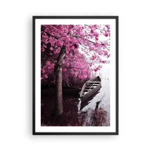 Affisch i svart ram - En båt på stranden av en sjö under ett träd i blommande löv - 50x70cm - I rosa tystnad - Modern väggdekoration för vardagsrum och sovrum ARTTOR