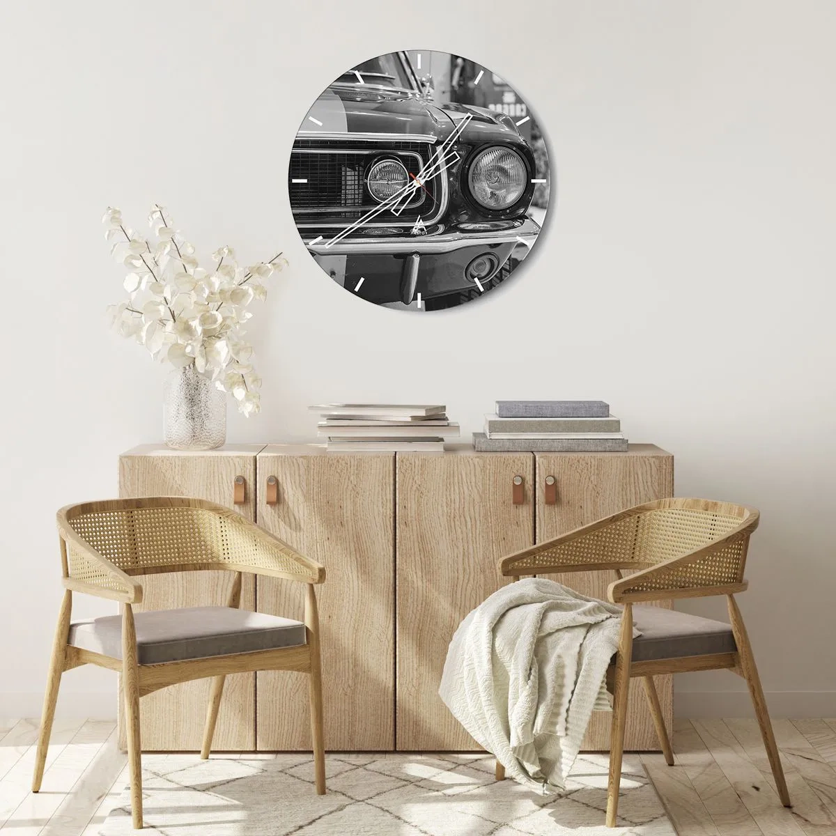 Väggklocka - Klocka på glas - Svartvit grafik framifrån av en klassisk bil - 30x30cm - Kör hårt - Modern väggdekoration för vardagsrum, kök och sovrum ARTTOR