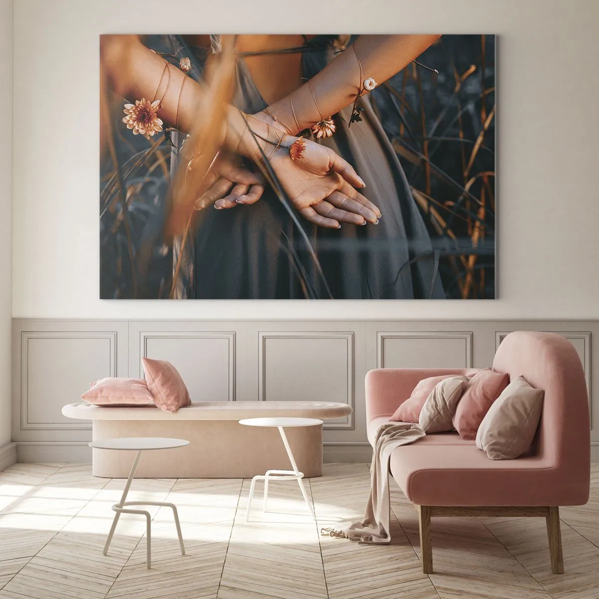 Glastavla - Bild på glas - Närbild av en kvinnas knäppta händer med blommor mot en gräsbevuxen bakgrund - 70x50cm - Bunden till naturen - Modern väggdekoration för vardagsrum och sovrum ARTTOR