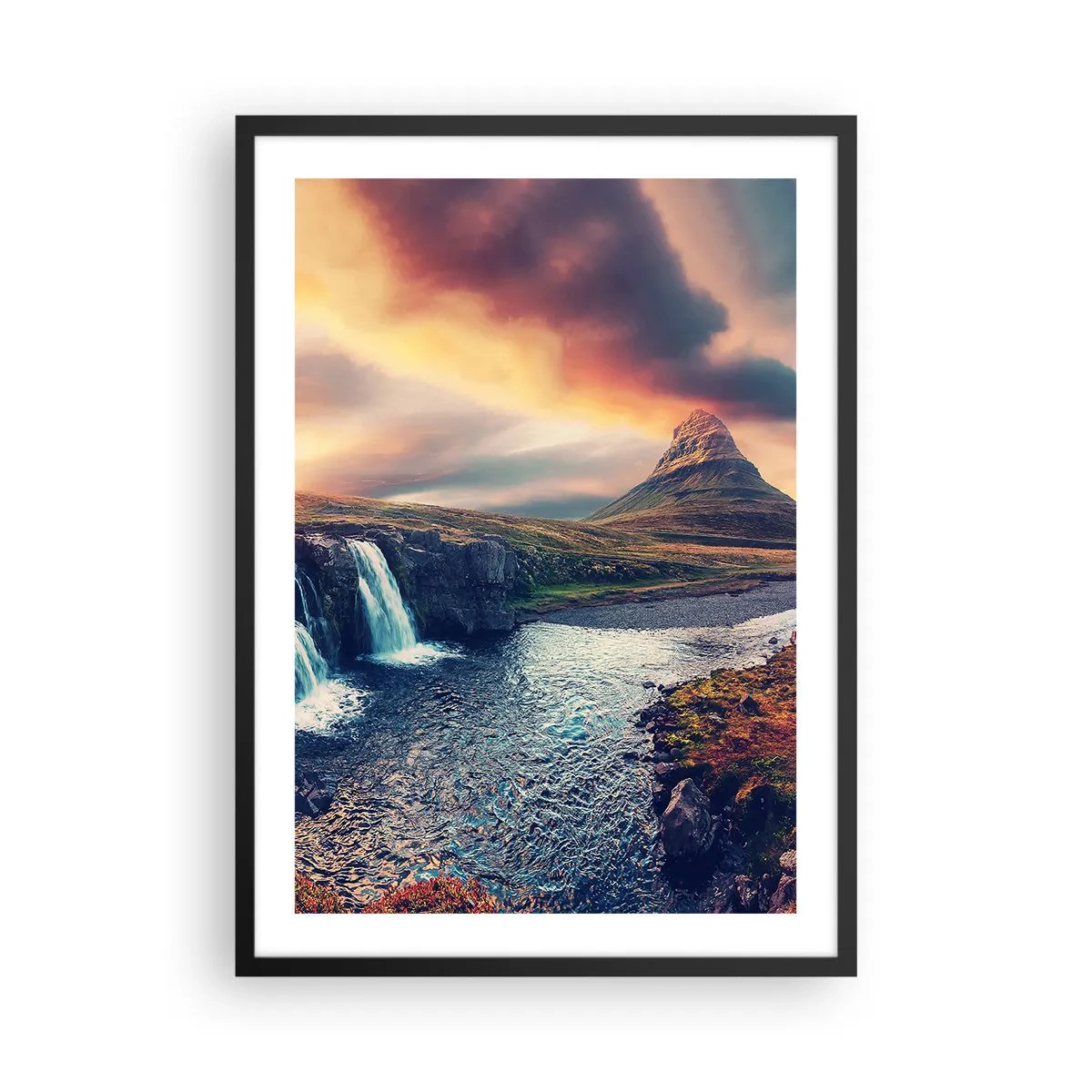 Affisch i svart ram - Ett bergslandskap med ett vattenfall och en pittoresk himmel - 50x70cm - I naturens majestät - Modern väggdekoration för vardagsrum och sovrum ARTTOR